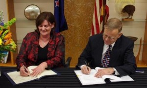 Ministry for Primary Industries deputy director-general standards Carol Barnao (left) and US Food and Drug Administration deputy commissioner for food Michael R Taylor sign a systems recognition agreement at a meeting in Washington DC. 