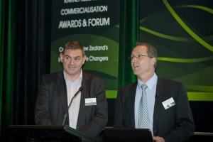 OAL's Richard McColl (left) and Callaghan Innovation's Geoff Bates present their entry. Photo Gerry le Roux, Sciencelens.